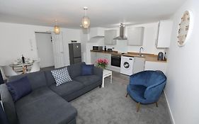 Exmouth - Apartment 1, Strand House - Modern 2 Bedroom Apartment, Perfect Location For Access To Beach & Town Centre - Sleeps 4 Guests - No Parking - Hosted By Rentmyhouse